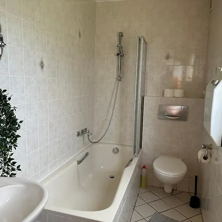 Helle Mit Wintergarten Und Badewanne Appartement *